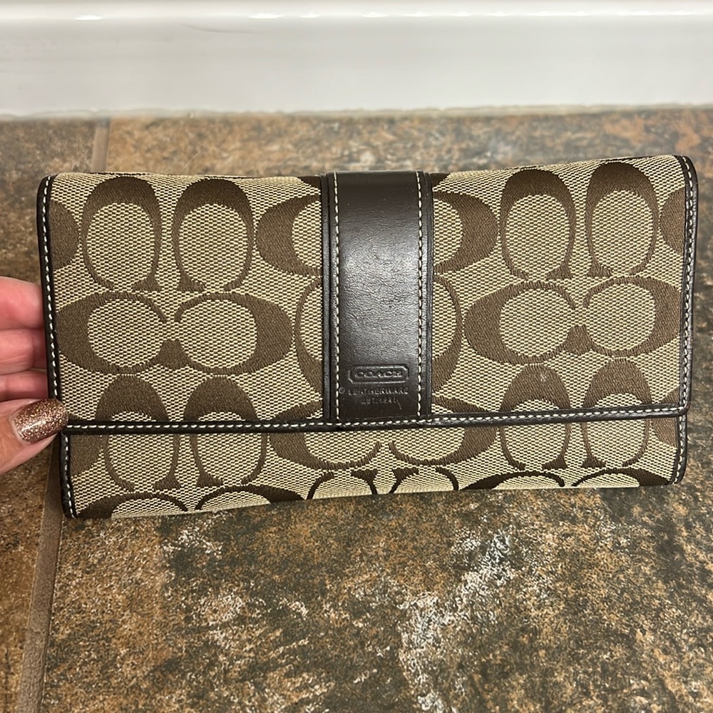 Coach wallet. Brown. GUC. Trifold with zipper on back.